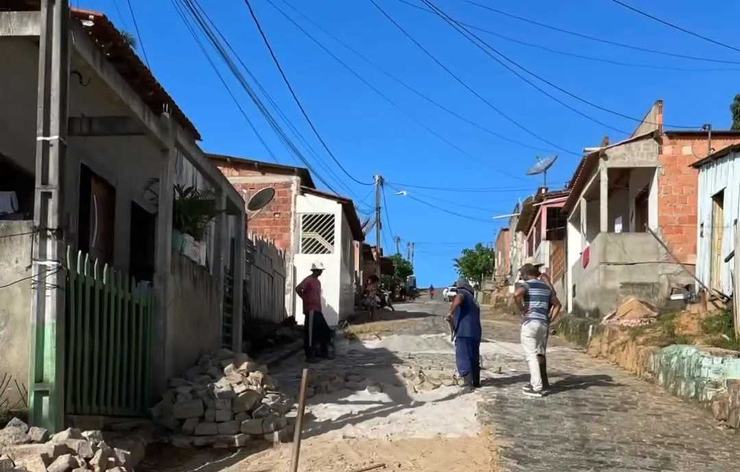 Camacã: Prefeito Paulo do Gás acompanha equipes no trabalho de limpeza e recuperação de ruas